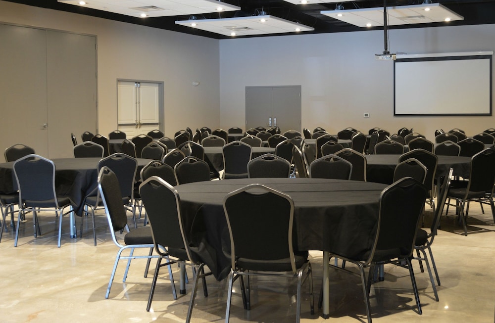 HOLIDAY INN EXPRESS AND SUITES TULSA NE - CLAREMORE 23/25