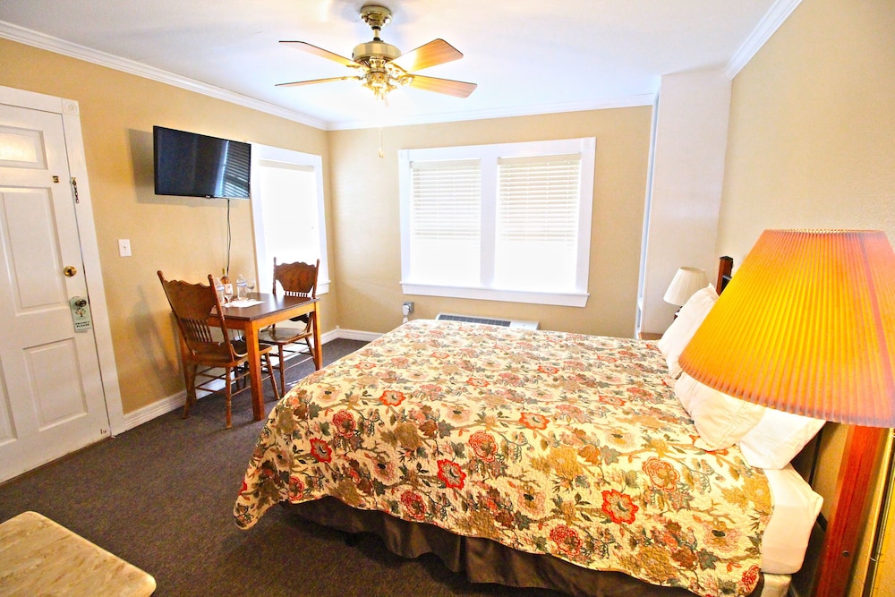 Peach Tree Inn & Suites 23/67