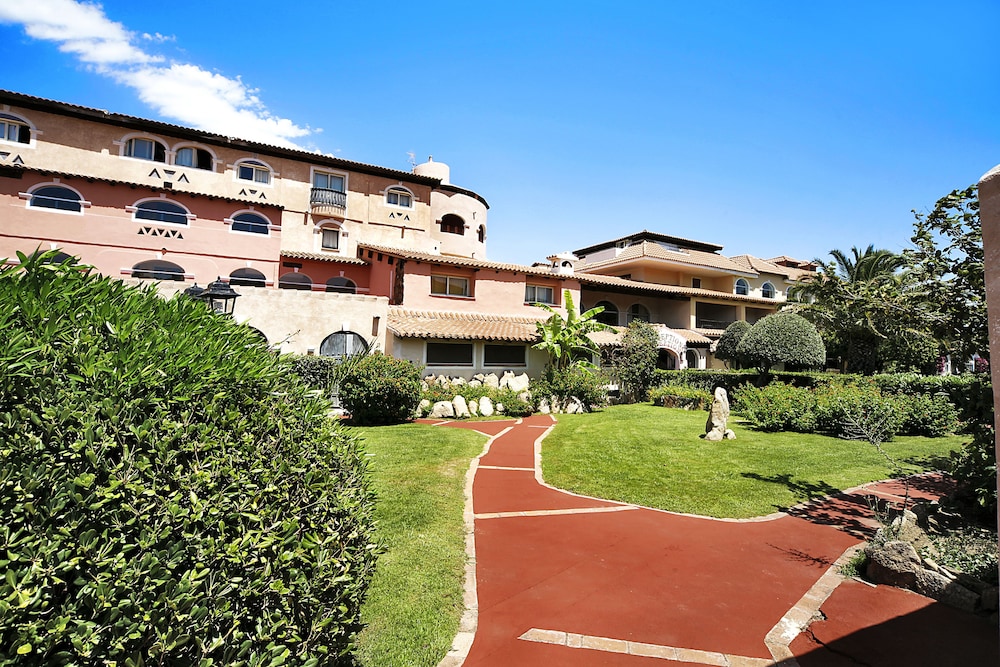 Colonna Beach Hotel 46/50