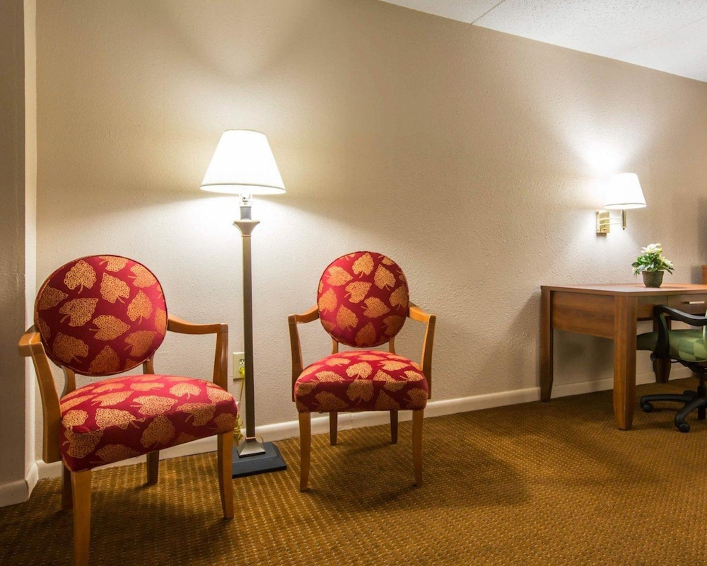 Econo Lodge Inn & Suites at Fort Moore 16/31