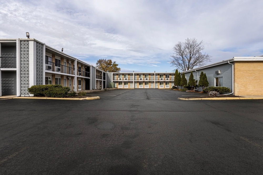 Super 8 by Wyndham Rockford South 29/32