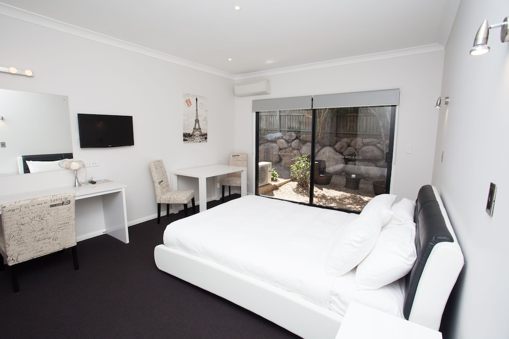 SPRINGWOOD MOTOR INN 25/50