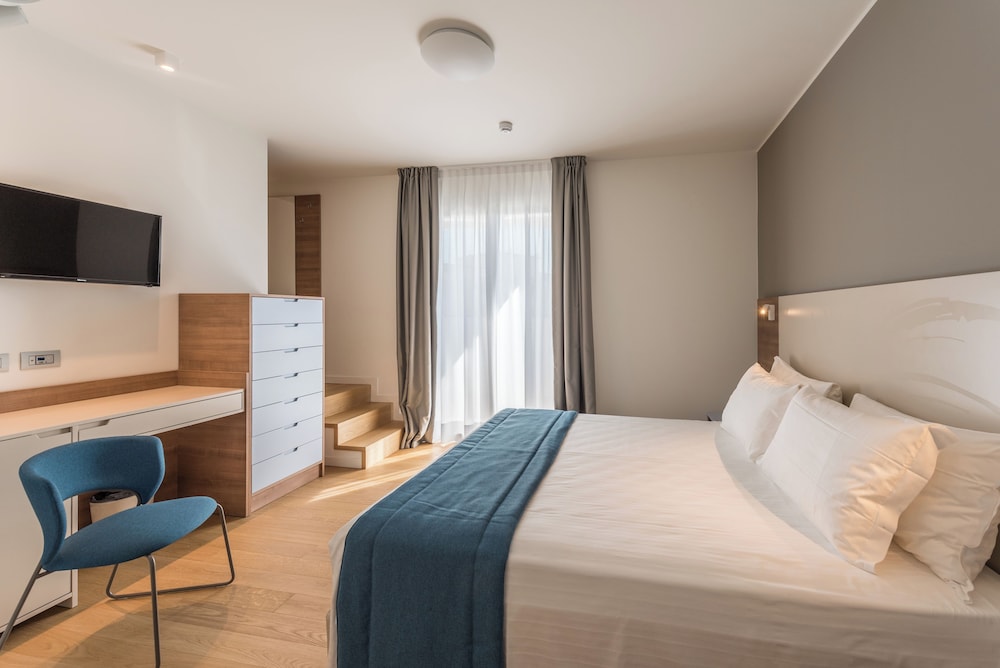 2 BEDROOMS, SUPERIOR, APARTMENT, COURTYARD VIEW