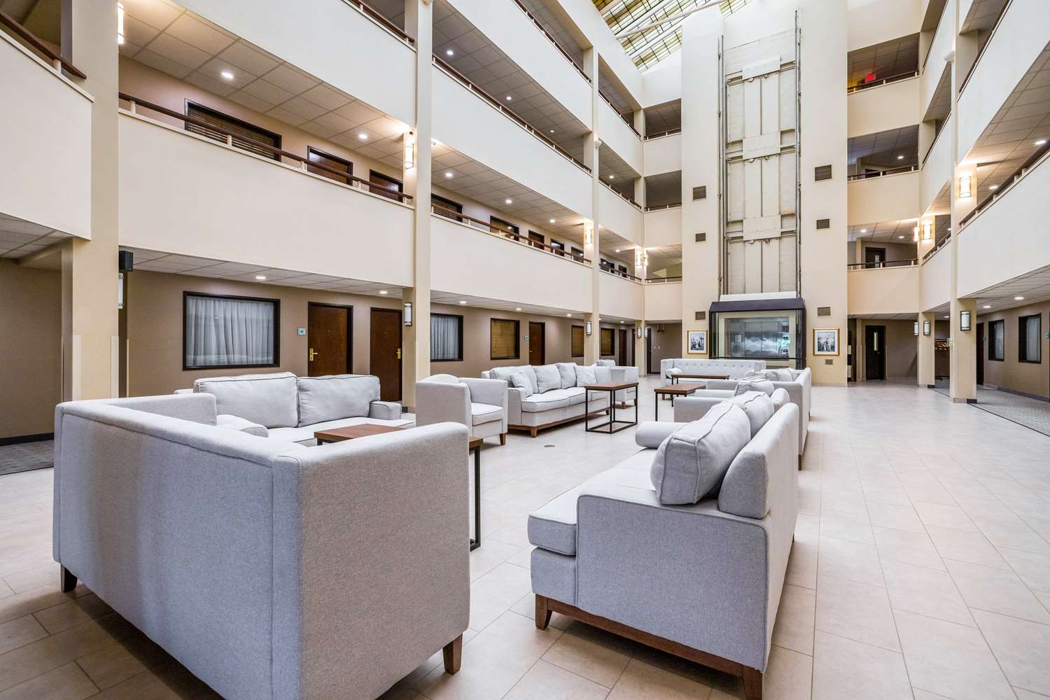 Quality Suites Lansing West 22/45