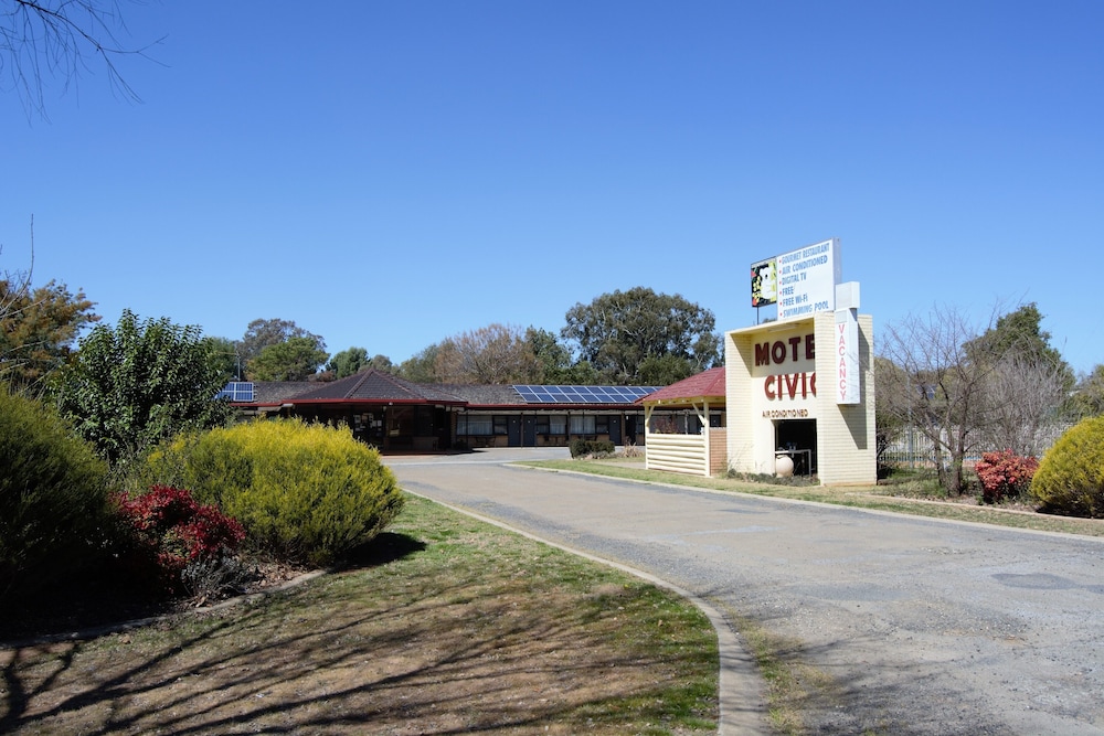 Civic Motor Inn Cowra 62/71