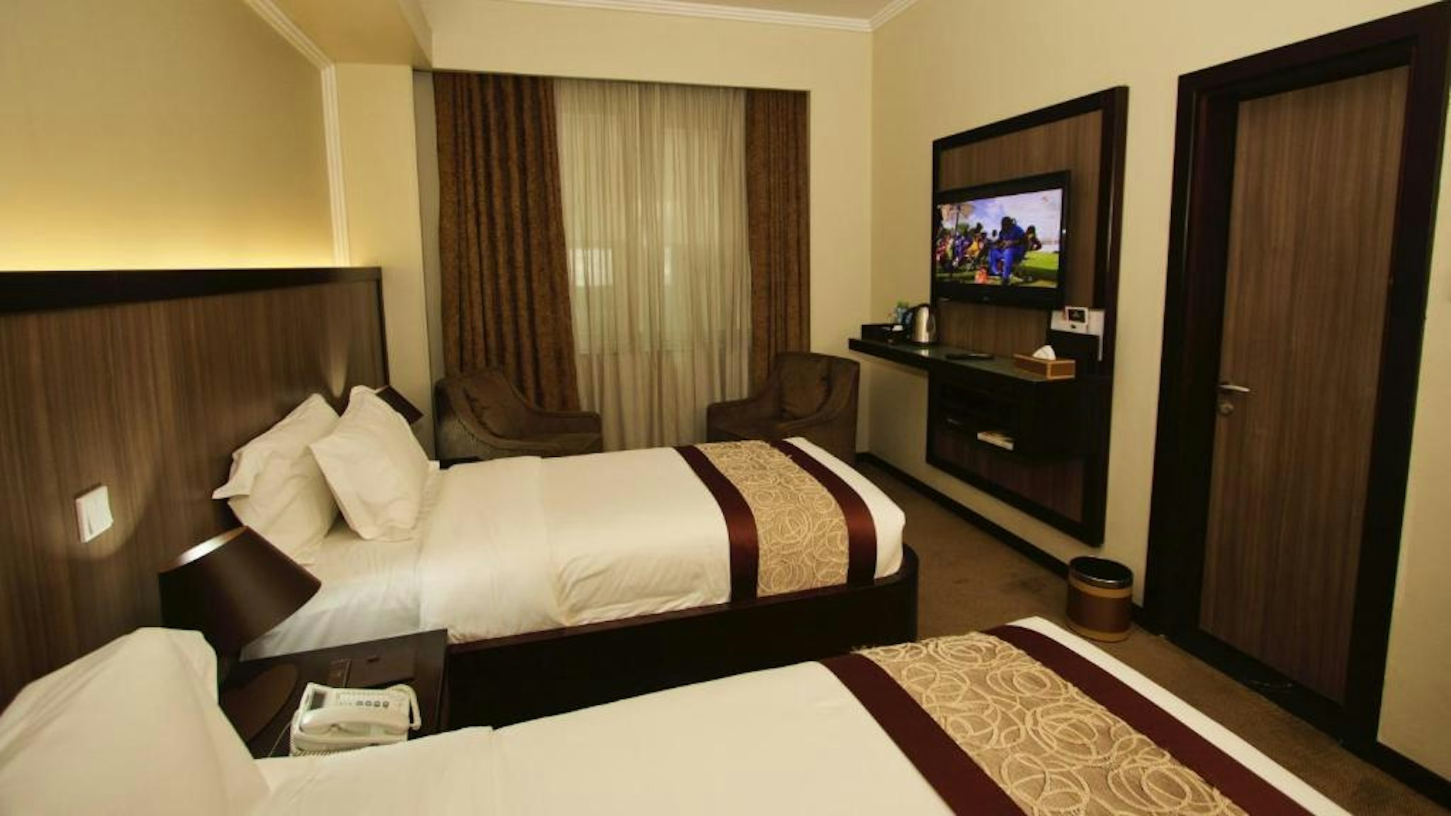Elilly International Hotel 24/69