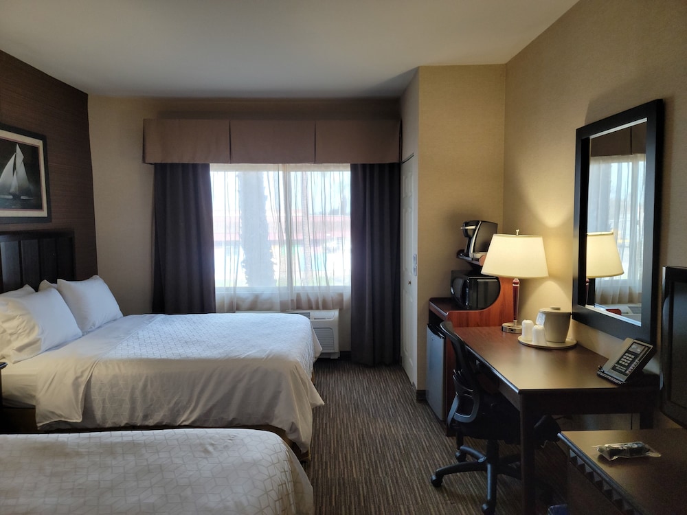 HOLIDAY INN EXPRESS SAN DIEGO SOUTH - CHULA VISTA 31/71