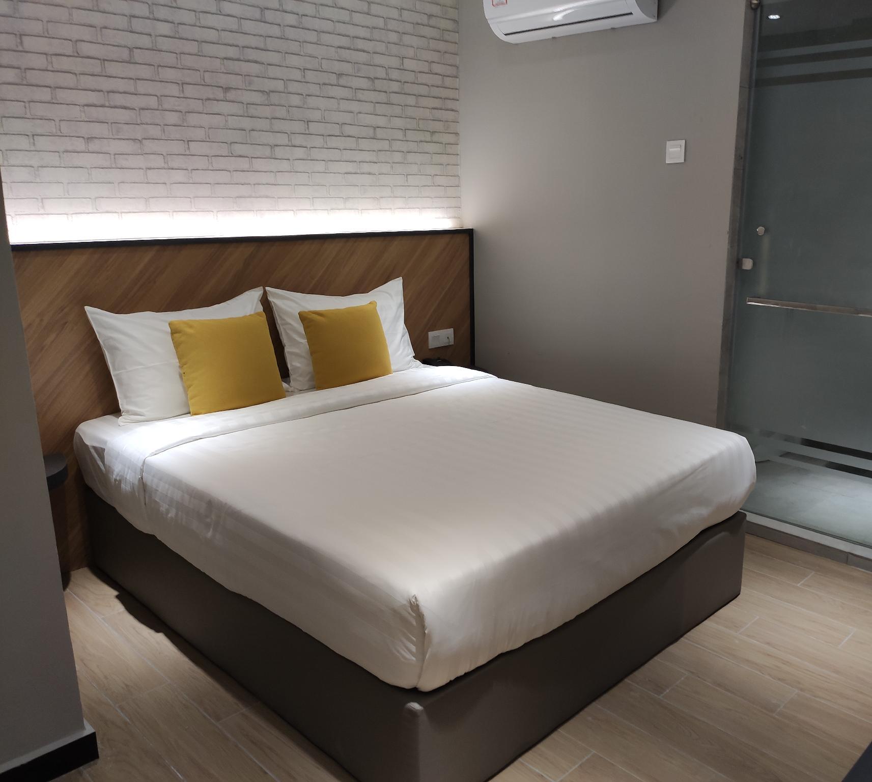 Superior, Queen Bed, No Window