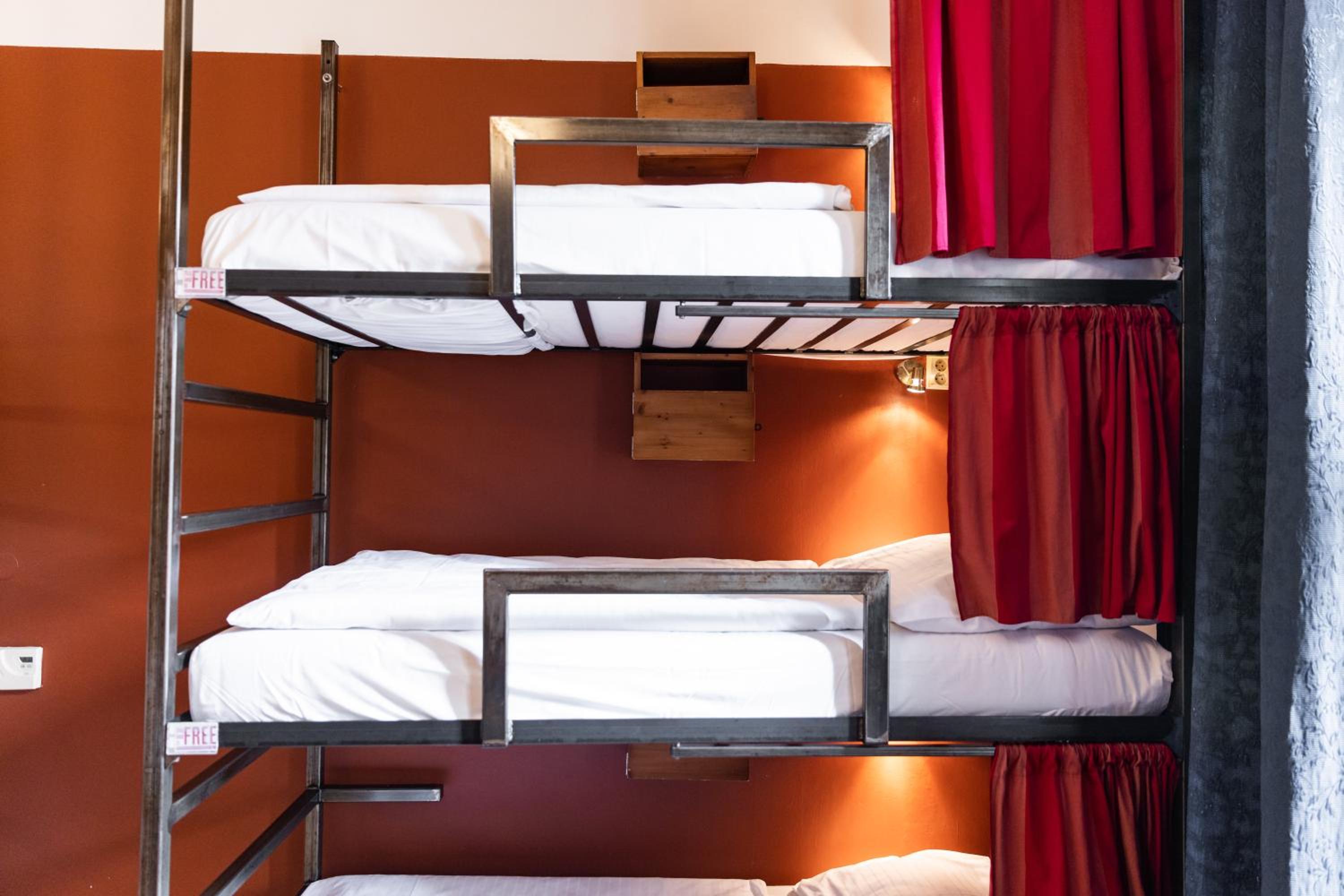 سكن مشترك مختلط، Sir Toby Apos S Hostel 5/6