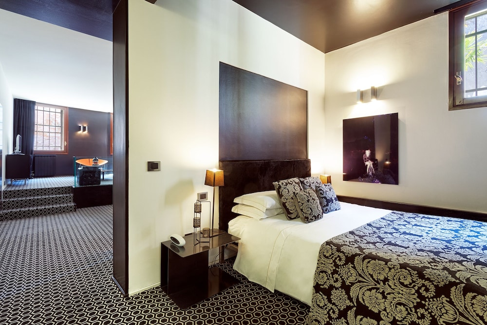 SUITE, QUEEN BED