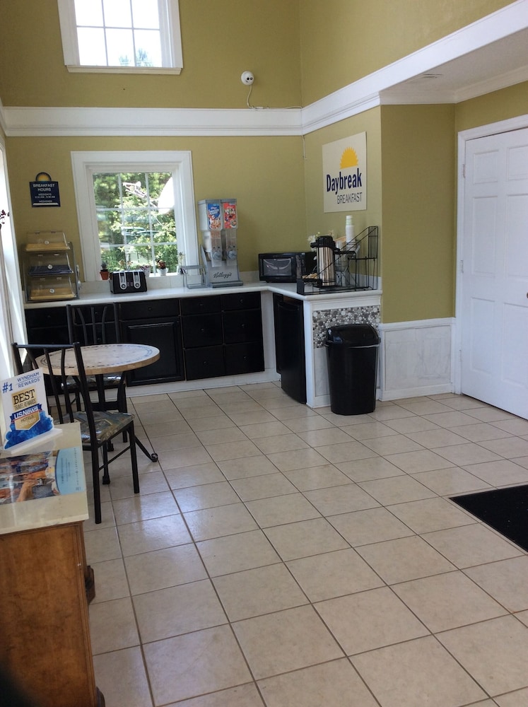Days Inn by Wyndham Cornelia 10/21