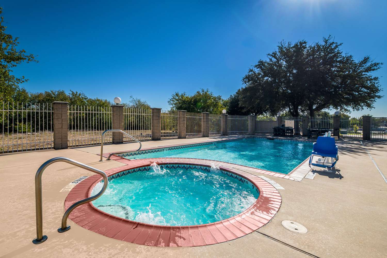 Roanoke Suites 23/24
