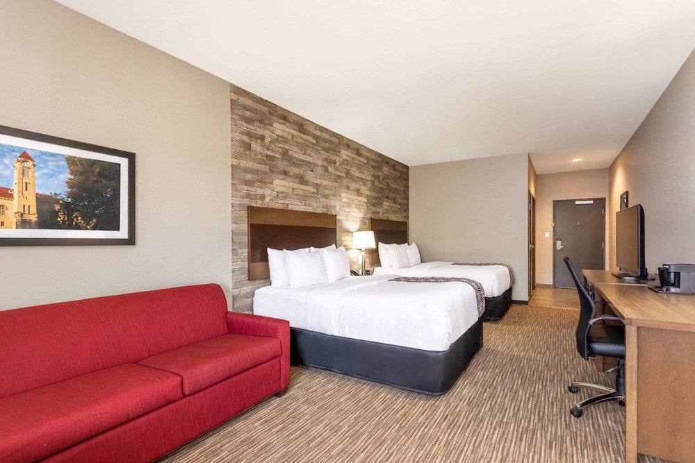 La Quinta Inn & Suites by Wyndham Bloomington 11/64
