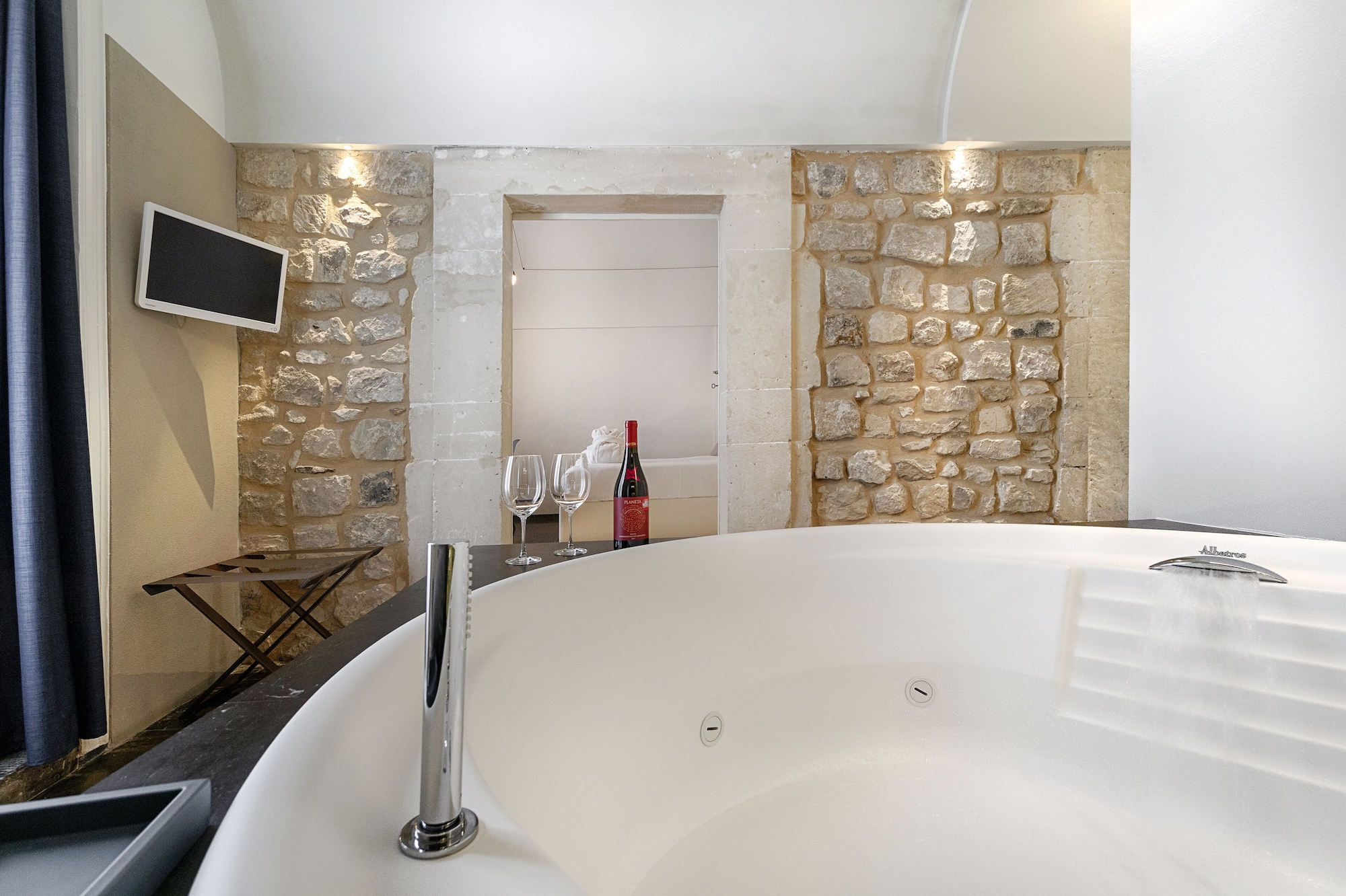 Design, Suite, Queen Bed, Hot Tub، Iblaresort 5/5