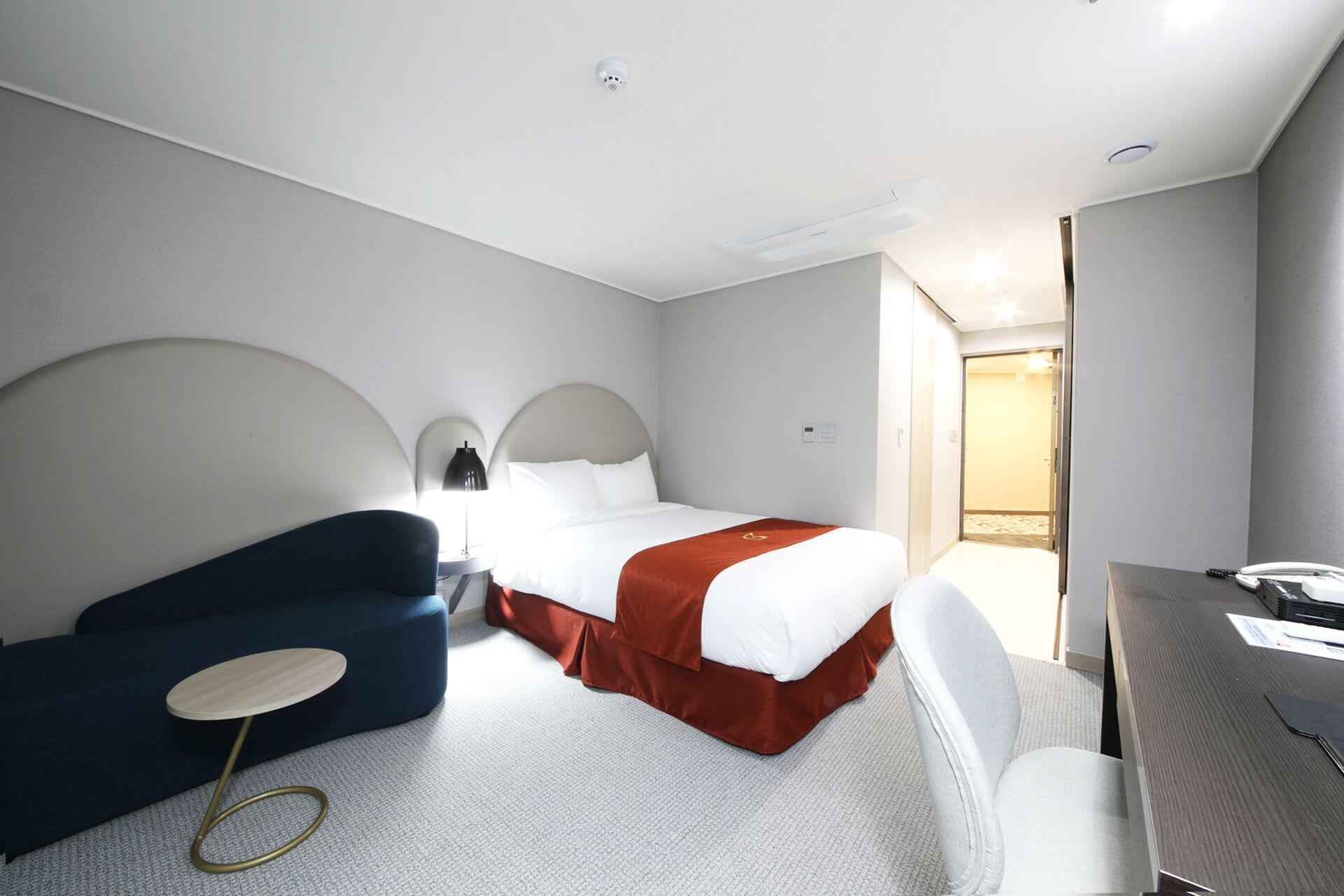 غرفة قياسية بسرير كوين، Golden Tulip Essential Namgang 4/8