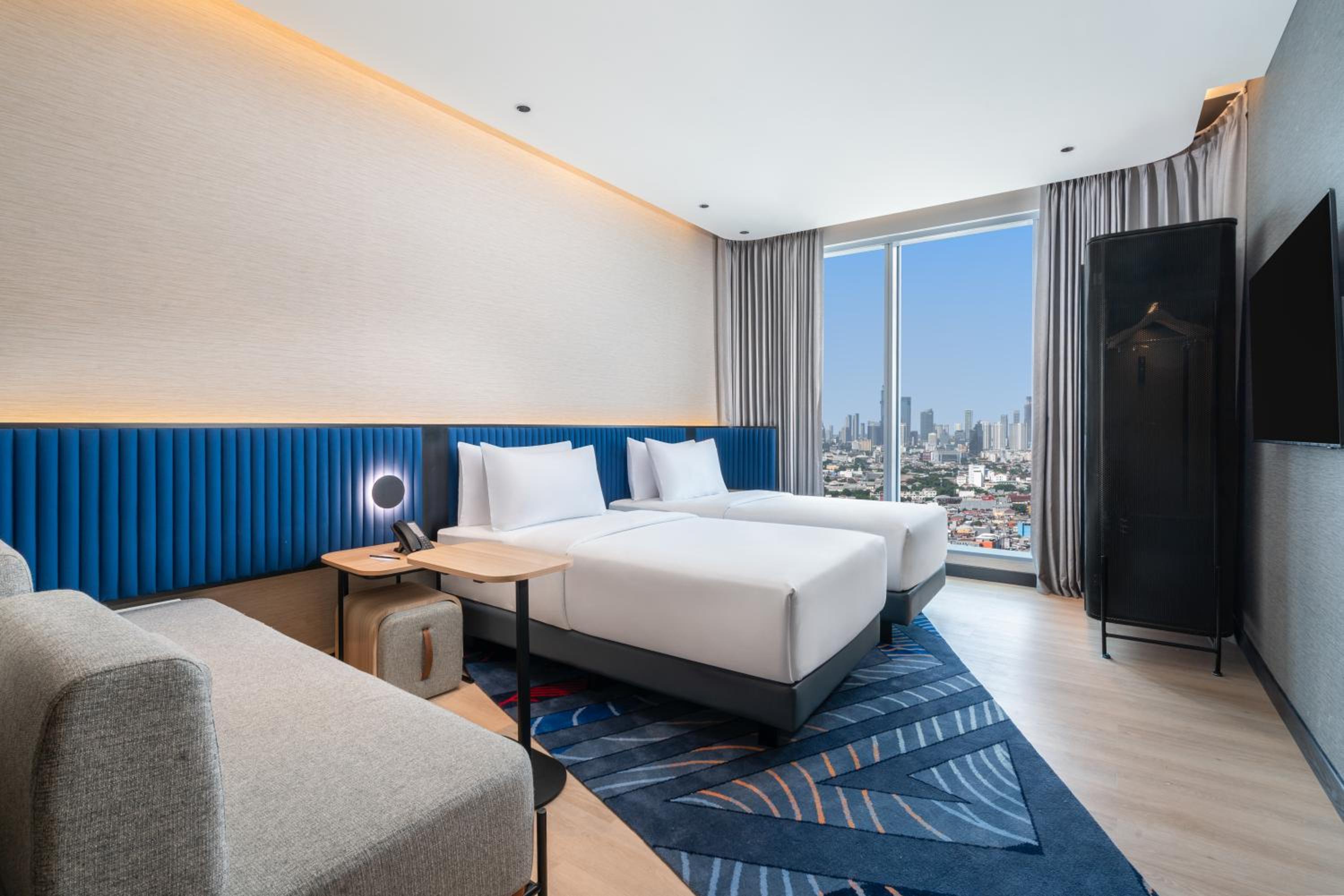 DELUXE, TWIN BEDS