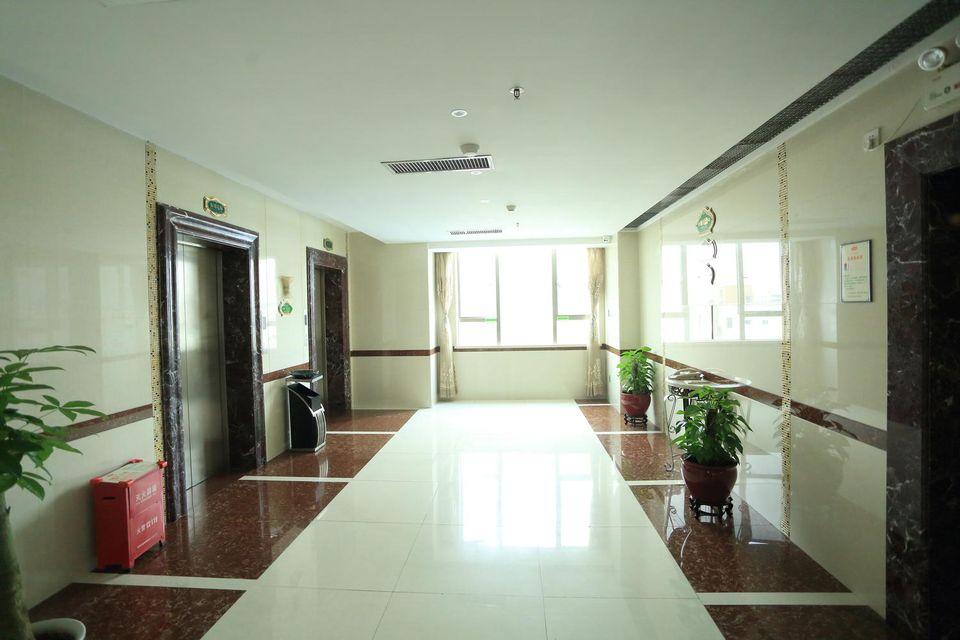 Vienna Hotel (Shenzhen Pinghu Center Metro Station) 32/42