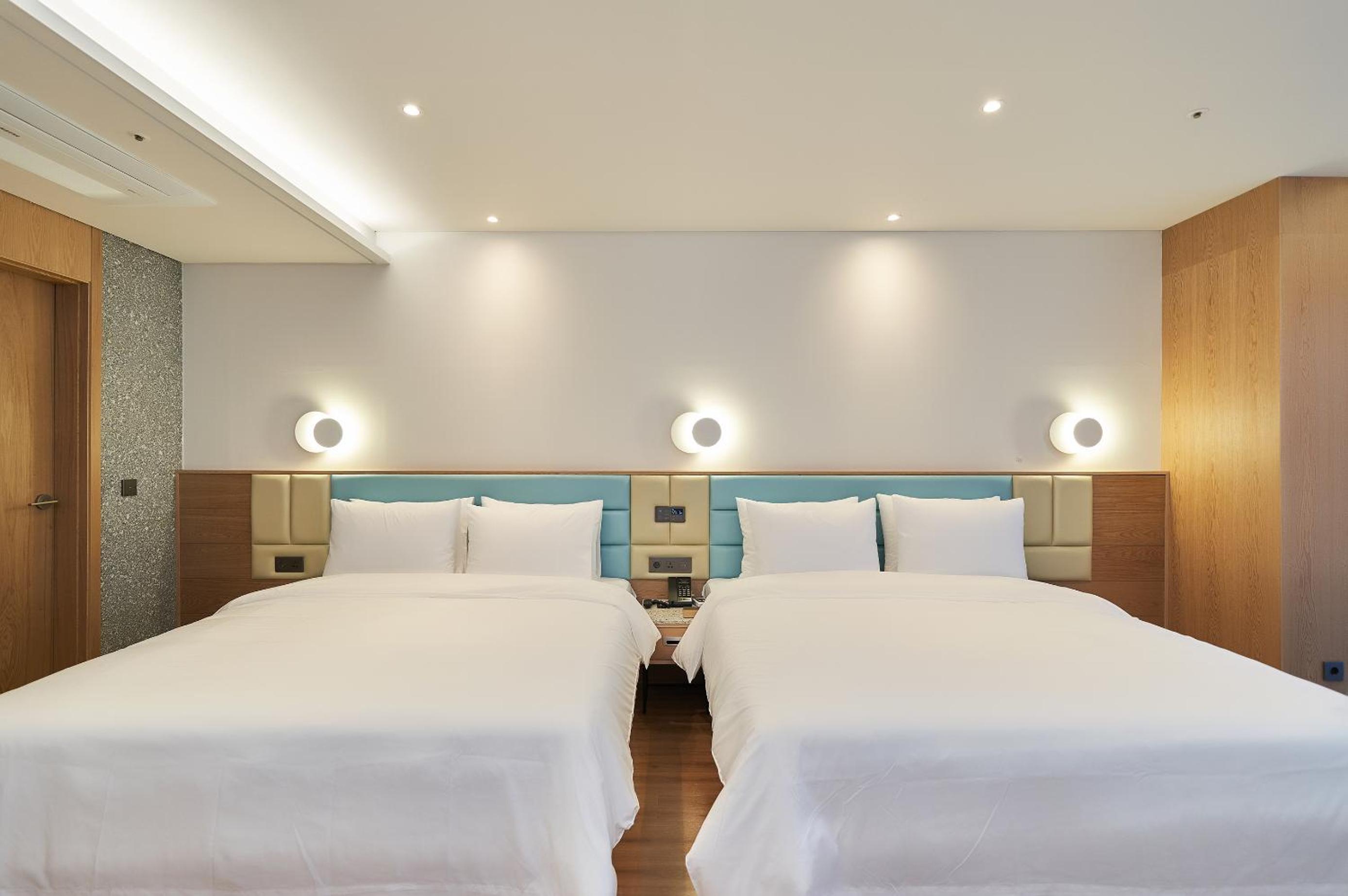FAMILY, TWIN BEDS