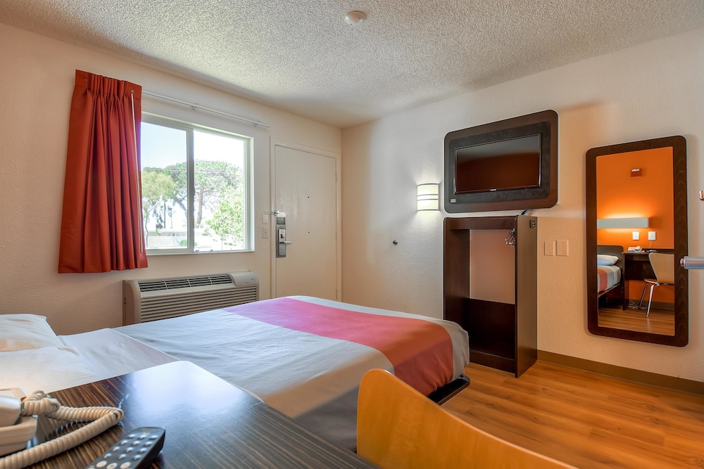 Motel6 San Diego, CA - North 26/61