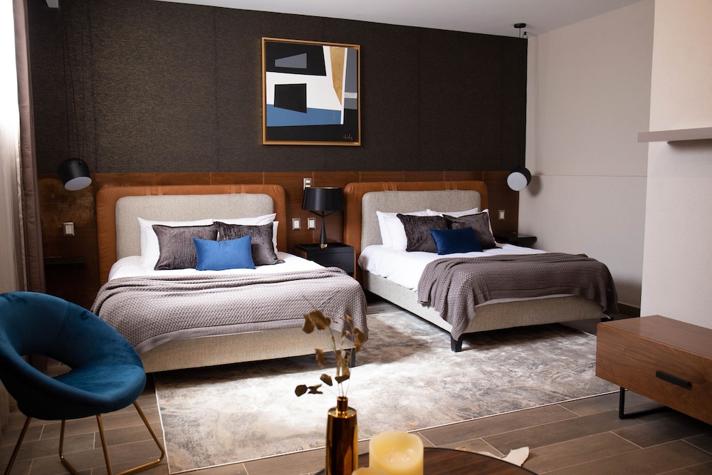 GRAND, DOUBLE BED