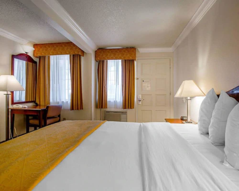 Arbor Inn Monterey 10/33