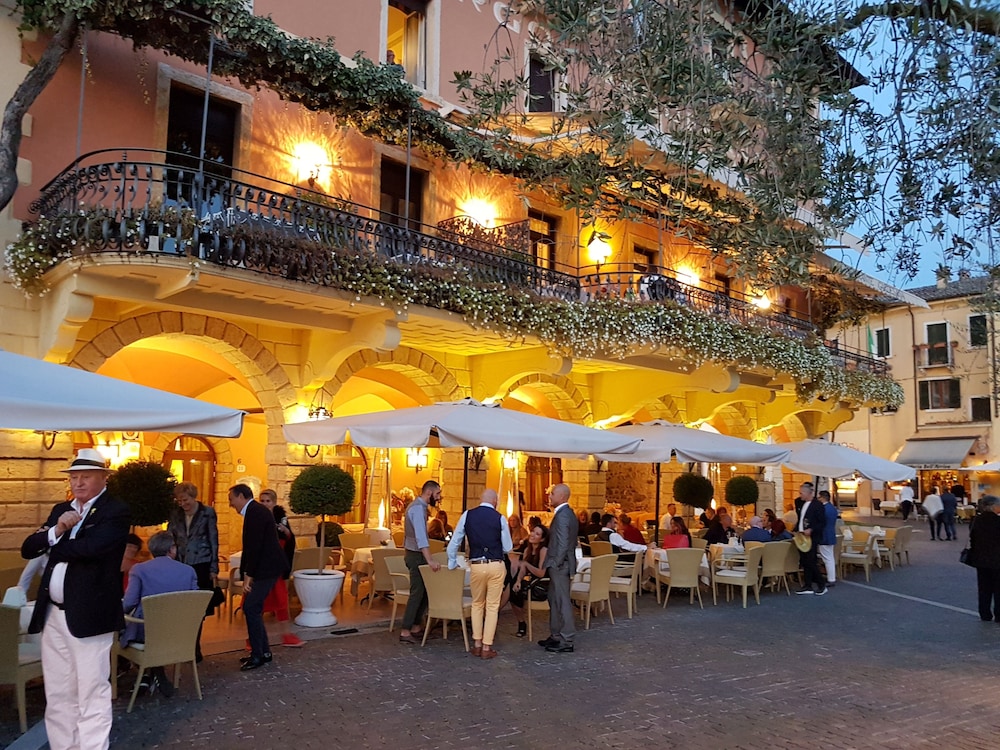 Hotel Ristorante Gardesana 38/48