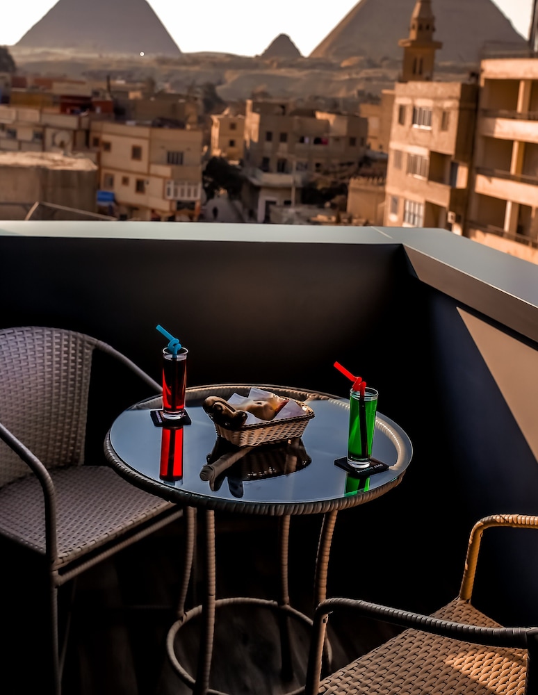 Pyramid Edge Hotel 43/53