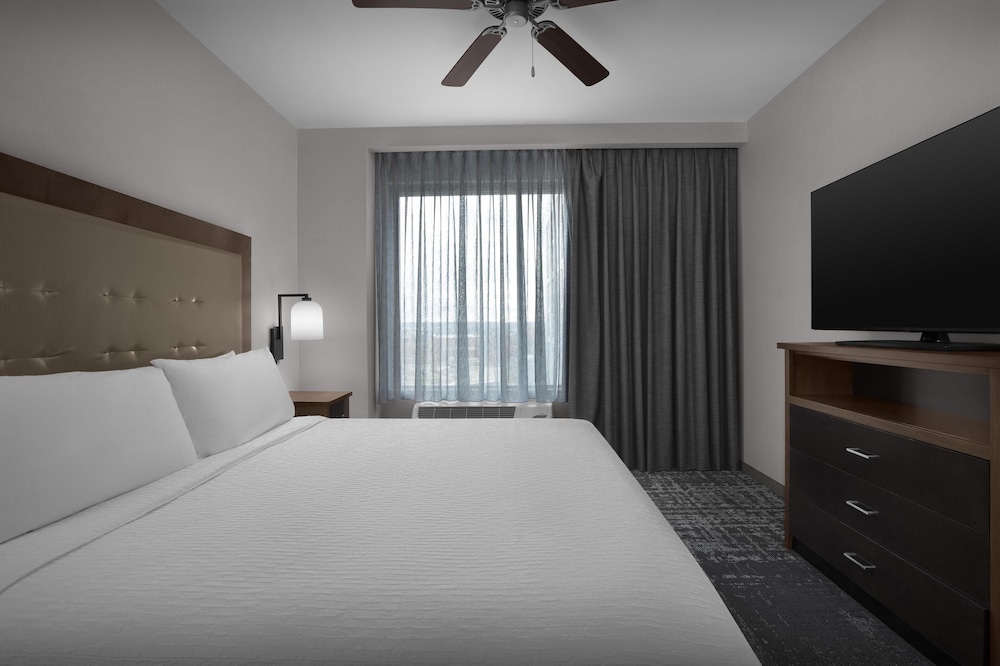 SUITE, KING BED, ACCESSIBLE
