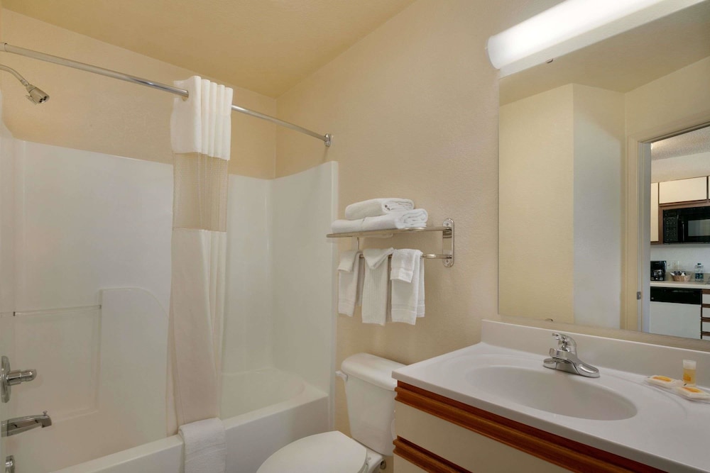 Days Inn & Suites by Wyndham Green Bay WI. 13/38