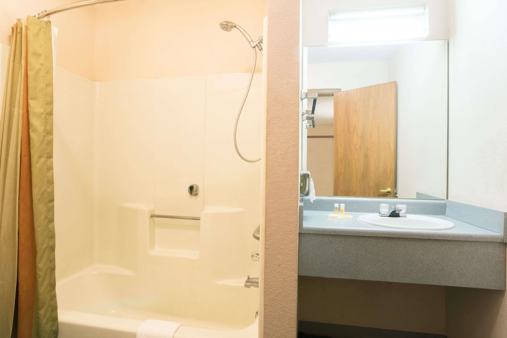 Days Inn By Wyndham Indianapolis East Post Road 23/54