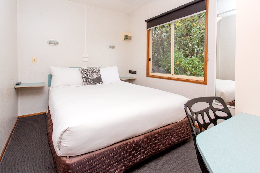 2 Bedrooms, Queen Bed, 5 Bathrooms