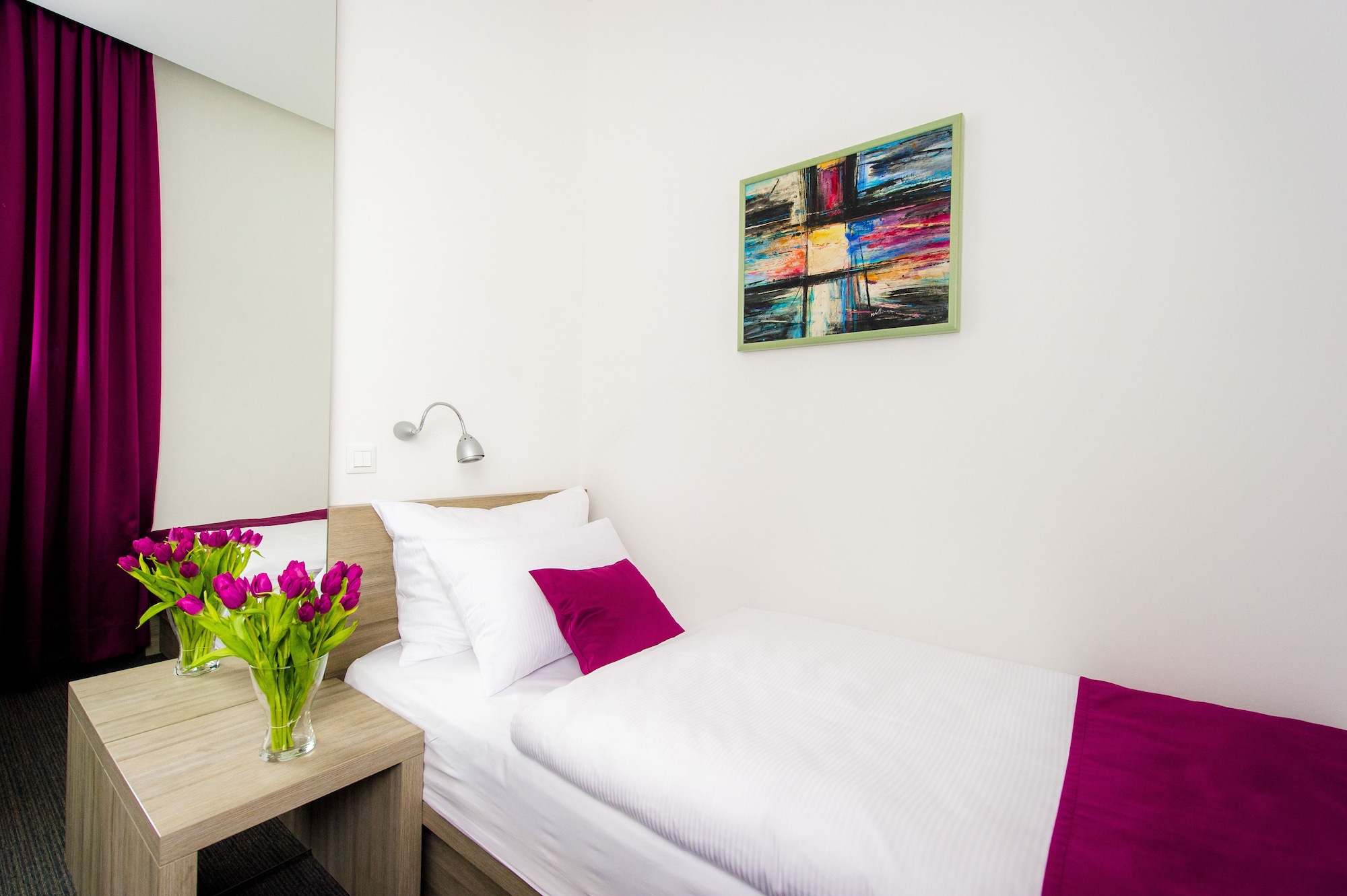 ROOM, SINGLE
