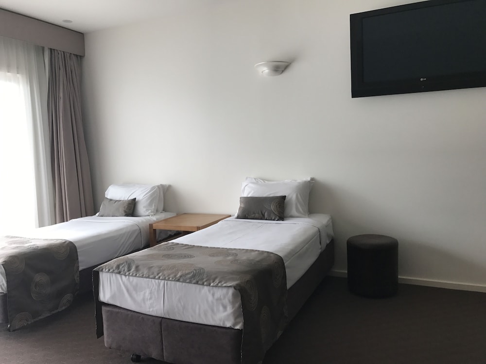 MORNINGTON HOTEL 8/45