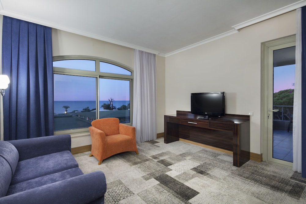 Pine Beach Hotel 48/73