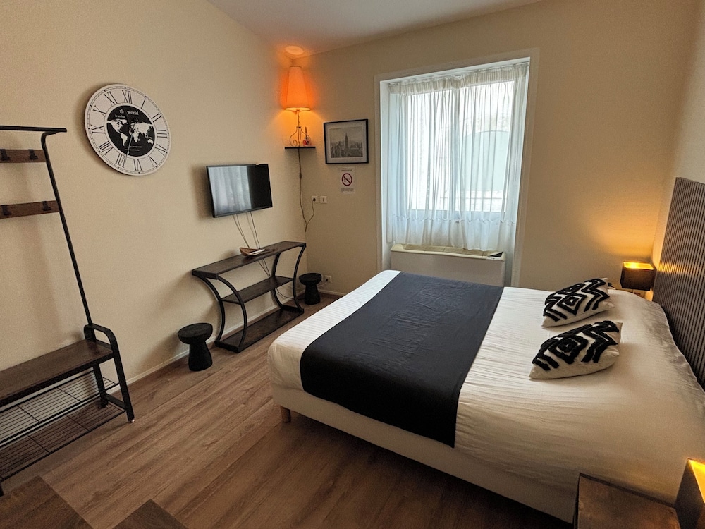 INTER-HOTEL LE VALOIS 24/50