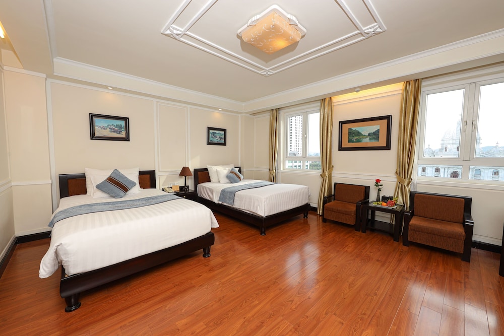 Deluxe, Twin Beds, French Building