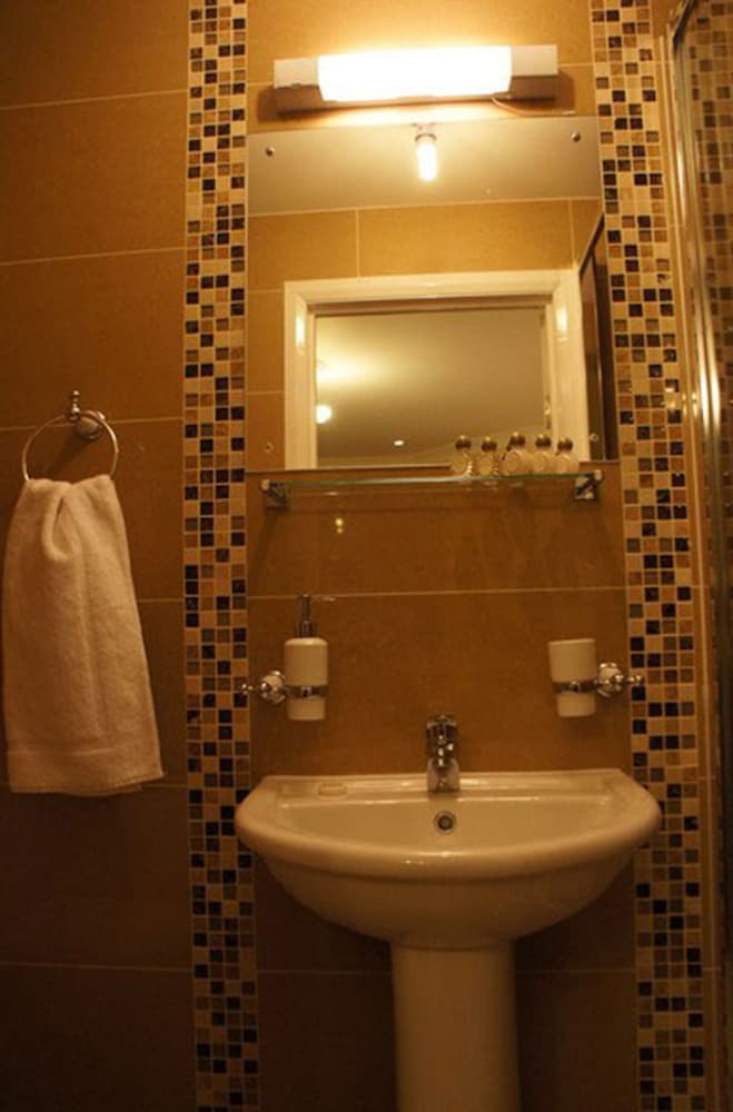 Sapphire Hotel 19/21