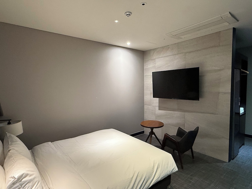 STANDARD, PRIVATE BATHROOM