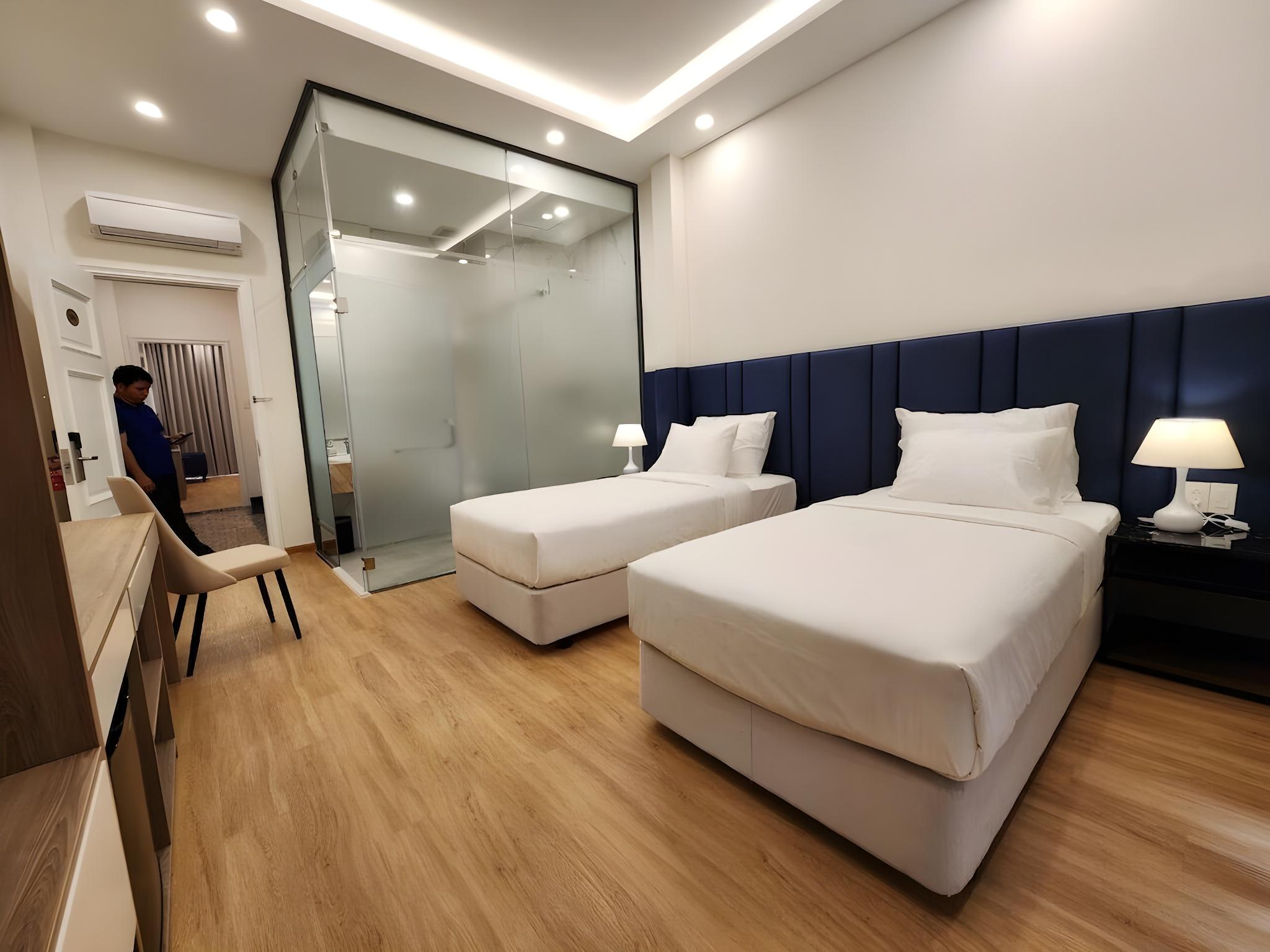 Standard, Single, 2 Double Beds