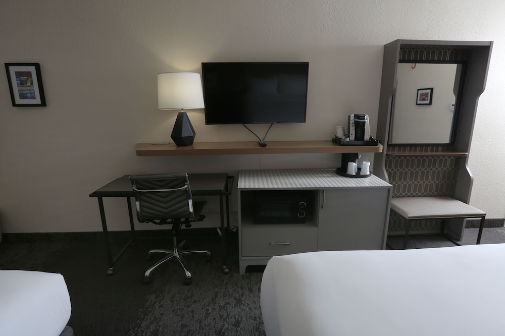 Holiday Inn & Suites Chicago North Shore (Skokie) 44/55
