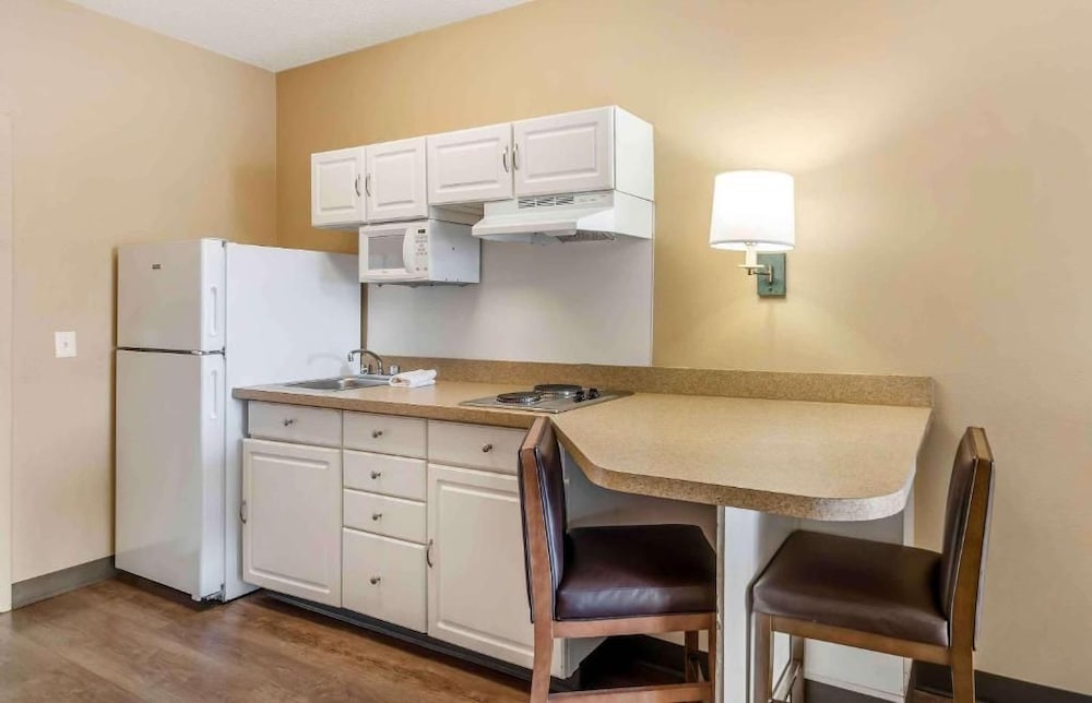 Studio 6 Extended Stay Chicago Vernon Hills Lincolnshire IL 41/58
