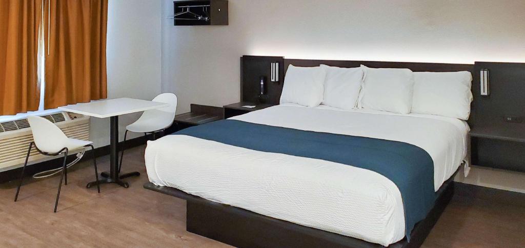 1 King Bed - Mobil Access RI Shwr Nsmk View