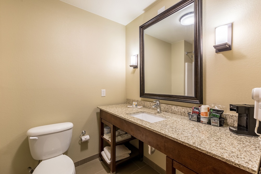 Suite, King Bed, Sofa, Accessible