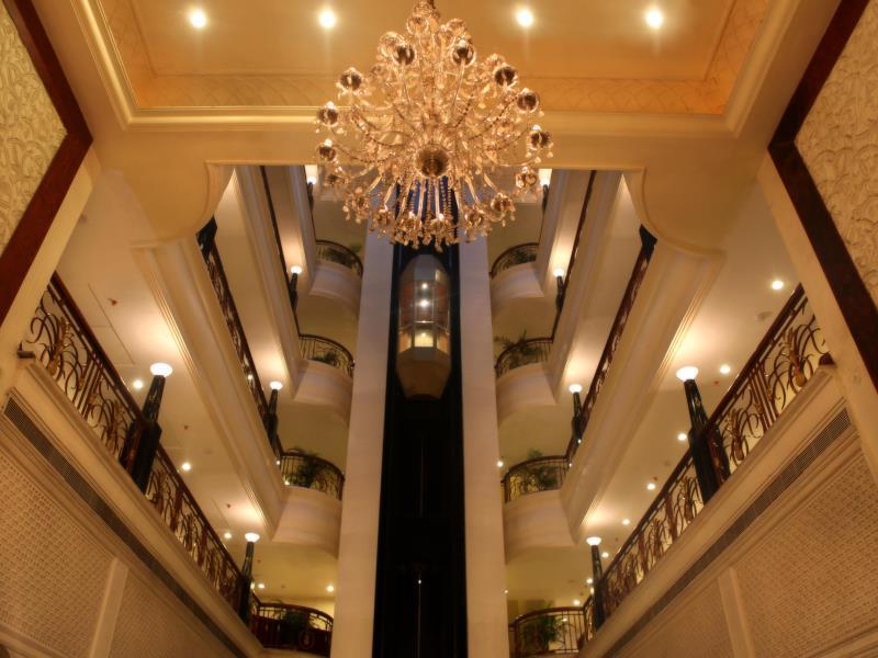 ROYAL FORT HOTEL 5/32