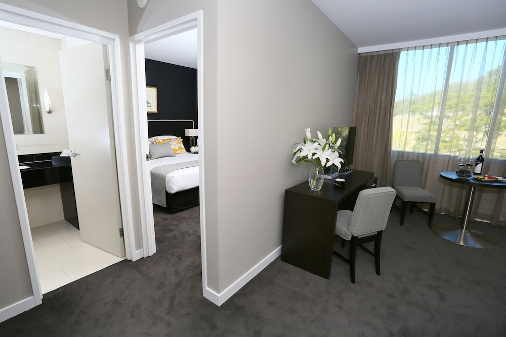 Springfield Lakes Hotel 40/49