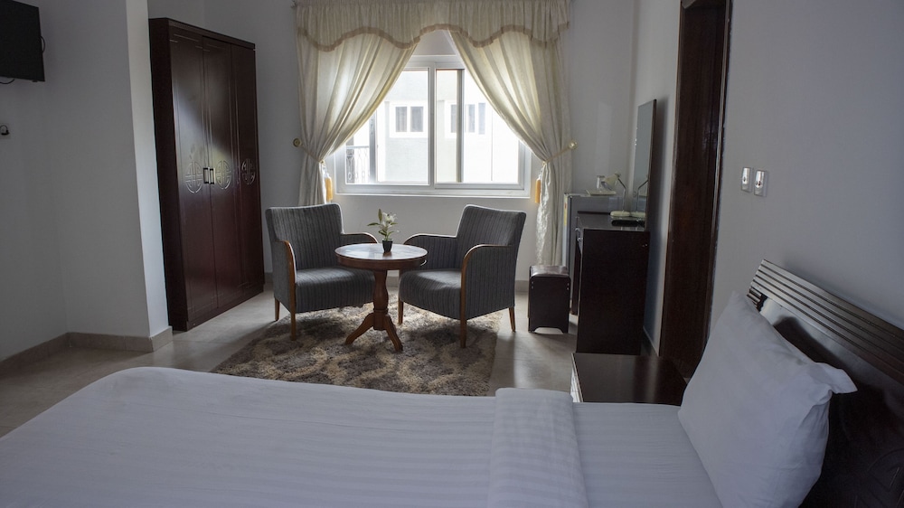 His Majestys Hotel 30/37