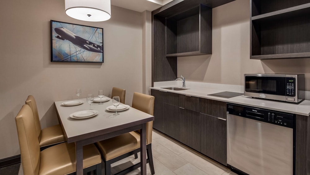 Best Western Plus Executive Residency Rigby's Water World Hotel 33/44