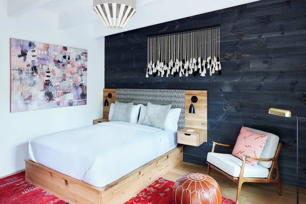 غرفة كلاسيكية بسرير كوين بإطلالة على النهر