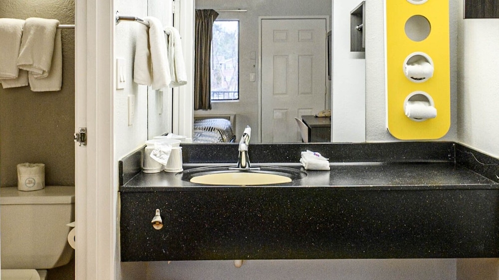 Motel6 Wethersfield, CT - Hartford 58/66