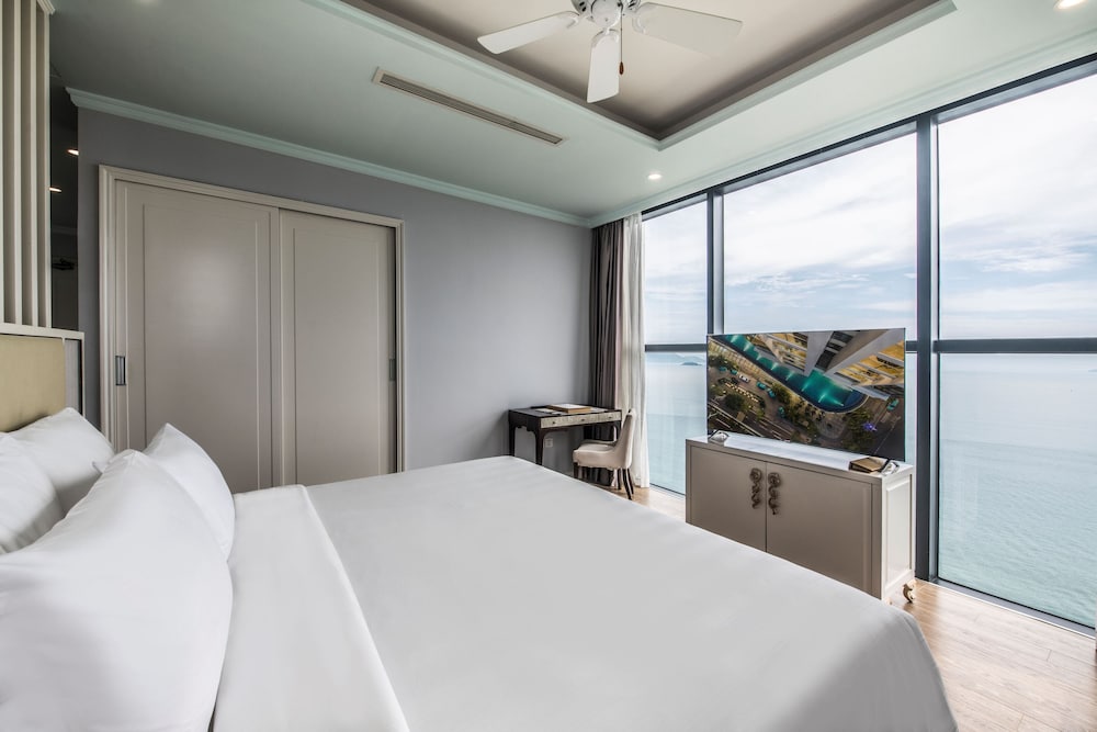 Grand, Ocean, Studio, King Bed